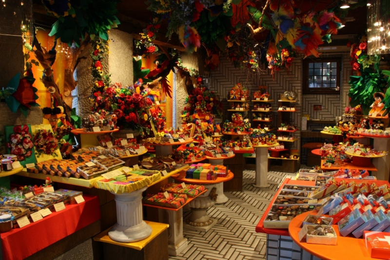 vitrine-COURSEGOULES-min_candy_store_chocolate_shop_chocolate_switzerland-393515